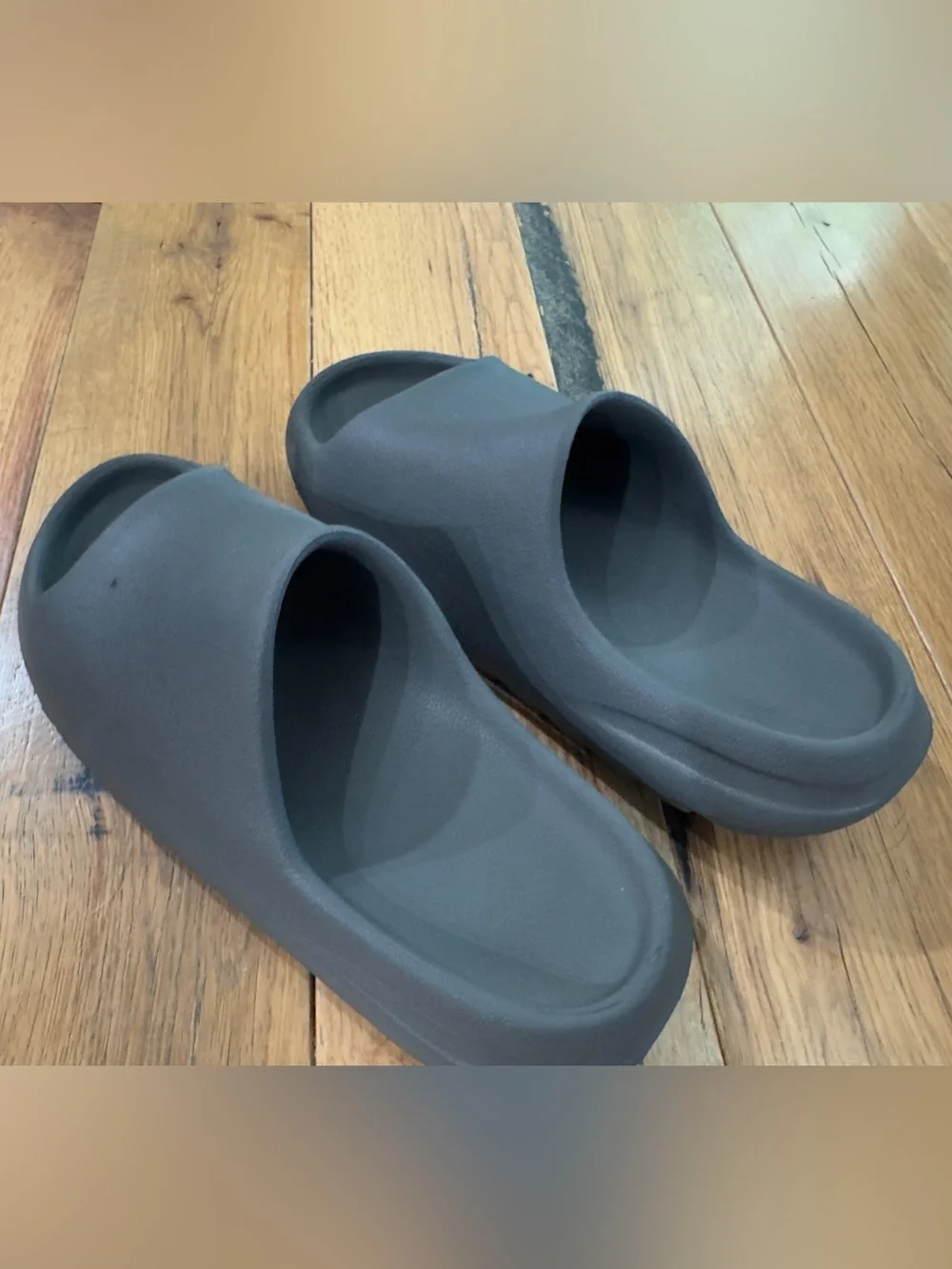 Adidas Yeezy slides Size 10 slate gray